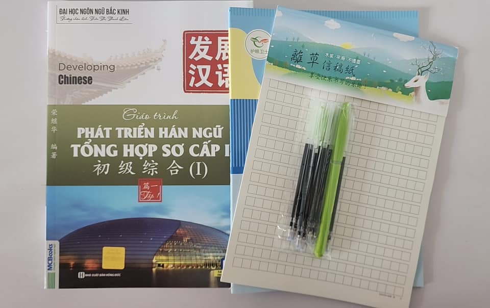 Bộ quà tặng sách phát triển hán ngữ và bút vở luyện viết từ trung tâm tiếng Trung eChinese